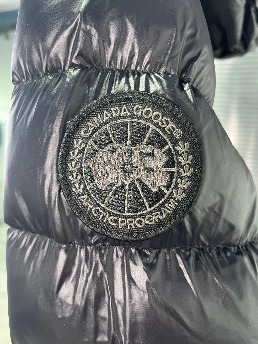 P840 𝑪𝒂𝒏𝒂𝒅𝒂 𝑮𝒐𝒐𝒔𝒆 Canada Goose 2227 Black Black Label Lightweight Down Jacket Canada Goose Crofton Series Crofton Series Ski Season Logo Solid Color Glossy Hooded Waterproof Windproof Ultra Light Down Jacket Men's Style: Black Black Label s-xxl.
